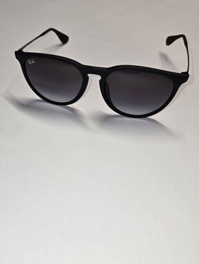 Ray Ban ERIKA Rubber Black w Gray Gradient Lens Sunglass Read Description
